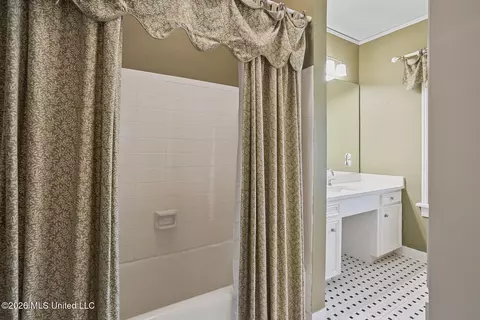 Bath - 2010 Laurel St, Jackson, MS 39202 photo 1 of 3