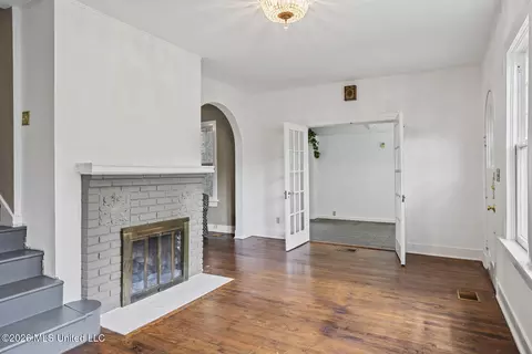 Living - 2010 Laurel St, Jackson, MS 39202 photo 2 of 3