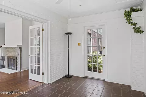 Entry Way - 2010 Laurel St, Jackson, MS 39202 photo 2 of 2