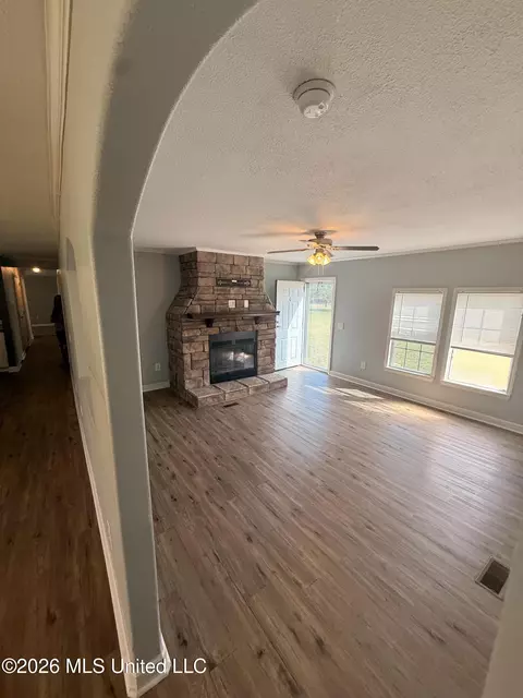 Living - 573 Alred Rd, Coldwater, MS 38618 photo 2 of 2