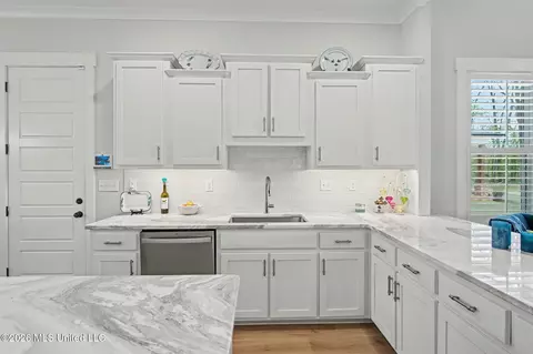 Kitchen - 3847 Swan Cv, Hernando, MS 38632 photo 4 of 5