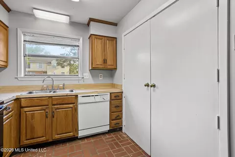 Kitchen - 2337 River Oaks Blvd #A/B, Jackson, MS 39211 photo 6 of 6