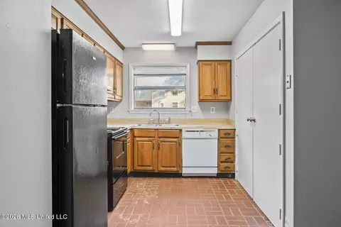 Kitchen - 2337 River Oaks Blvd #A/B, Jackson, MS 39211 photo 3 of 6