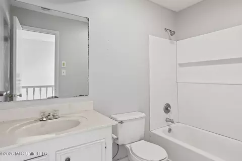 Bath - 2337 River Oaks Blvd #A/B, Jackson, MS 39211 photo 4 of 4