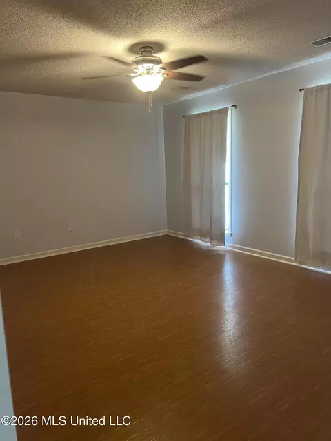 Living - 3079 Lake Grove Dr, Hernando, MS 38632 photo 3 of 3