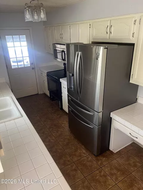 Kitchen - 3079 Lake Grove Dr, Hernando, MS 38632 photo 2 of 2