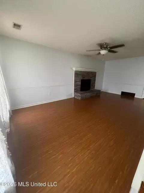 Living - 3079 Lake Grove Dr, Hernando, MS 38632 photo 2 of 3