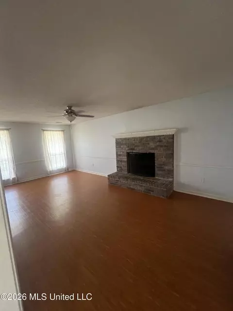 Living - 3079 Lake Grove Dr, Hernando, MS 38632 photo 1 of 3