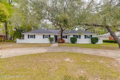2305 Middlecoff Dr, Gulfport, MS 39507