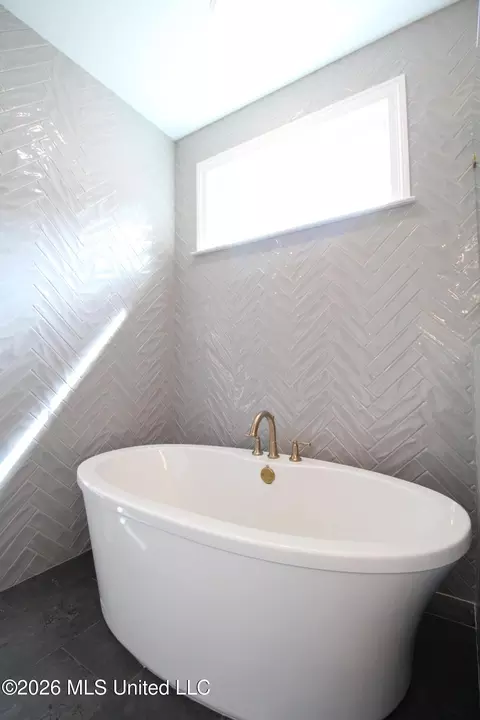 Bath - 4007 Bakersfield Dr, Nesbit, MS 38651 photo 2 of 6