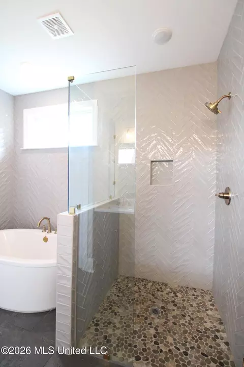 Bath - 4007 Bakersfield Dr, Nesbit, MS 38651 photo 1 of 6