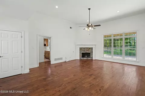 Living - 4425 Chamberlin Oaks Dr, Hernando, MS 38632 photo 2 of 3