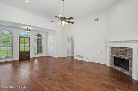 Living - 4425 Chamberlin Oaks Dr, Hernando, MS 38632 photo 1 of 3
