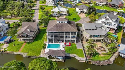 106 Ashwood Dr, Pass Christian, MS 39571