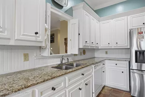 Kitchen - 1641 Acadia Ct, Jackson, MS 39211 photo 3 of 5
