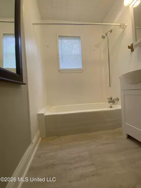 Bath - 6013 Elder Ferry Rd, Moss Point, MS 39563 photo 1 of 3