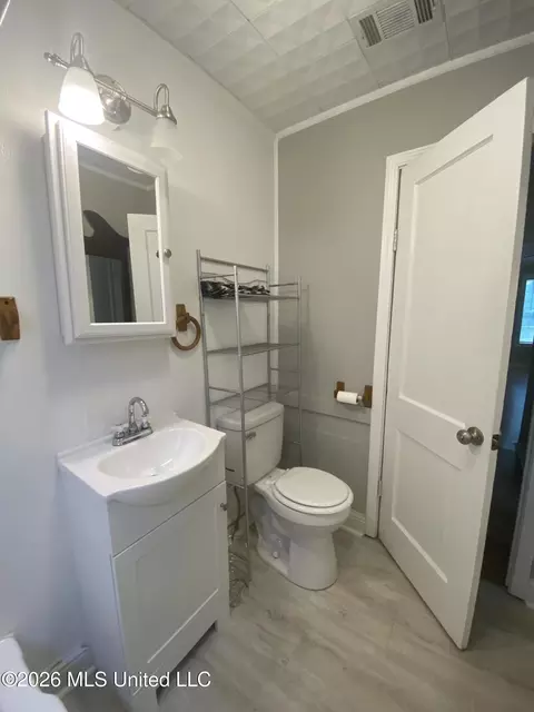 Bath - 6013 Elder Ferry Rd, Moss Point, MS 39563 photo 2 of 3