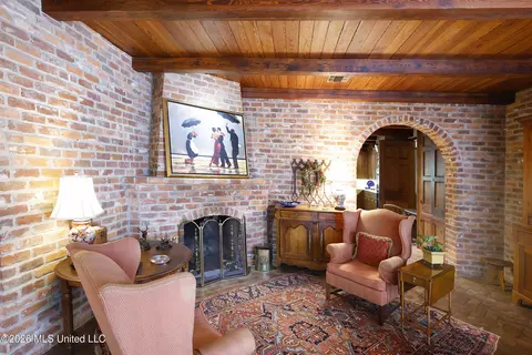 Living - 657 Zetus Rd, Brookhaven, MS 39601 photo 1 of 11