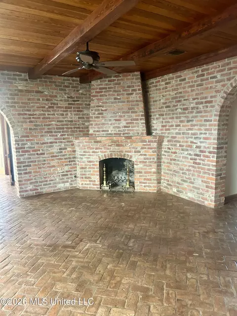 Living - 657 Zetus Rd, Brookhaven, MS 39601 photo 7 of 11