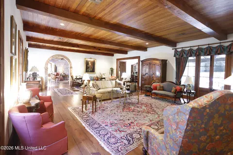 Living - 657 Zetus Rd, Brookhaven, MS 39601 photo 5 of 11