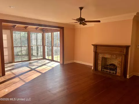 Living - 657 Zetus Rd, Brookhaven, MS 39601 photo 10 of 11