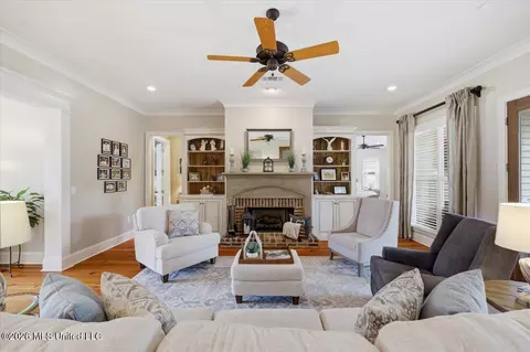 Living - 1222 Centre Ct, Brandon, MS 39042 photo 3 of 9
