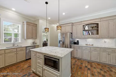 Kitchen - 1222 Centre Ct, Brandon, MS 39042 photo 3 of 6