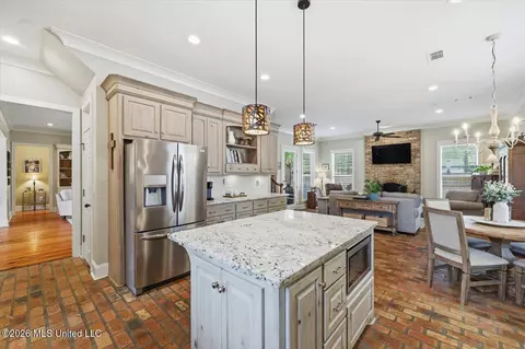 Kitchen - 1222 Centre Ct, Brandon, MS 39042 photo 4 of 6