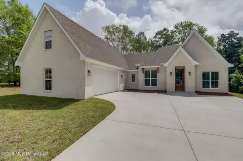 5586 E Diamondhead Dr, Diamondhead, MS 39525