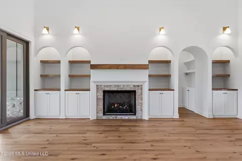 Living - 5381 Grayson Way, Hernando, MS 38632 photo 2 of 5