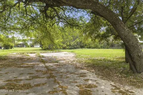 427 Sears Ave, Waveland, MS 39576