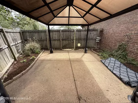 Exterior - 406 S Vaiden Ridge Dr, Hernando, MS 38632 photo 2 of 4