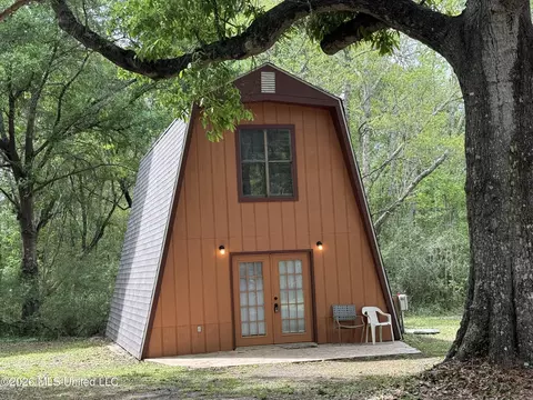 9907 Cedarcliff Dr, Moss Point, MS 39562