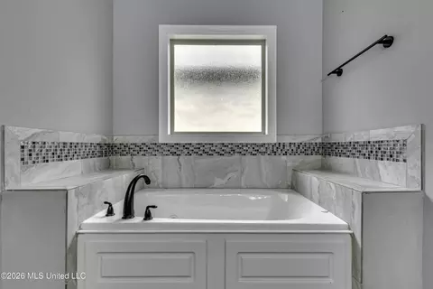 Bath - 130 Grace Dr, Flowood, MS 39232 photo 4 of 9
