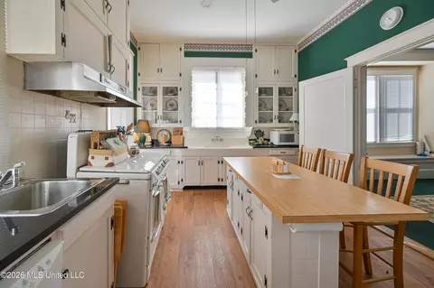 Kitchen - 1112 Main St, Natchez, MS 39120 photo 1 of 2