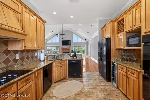 Kitchen - 138 Hanakealoha Pl, Diamondhead, MS 39525 photo 4 of 4
