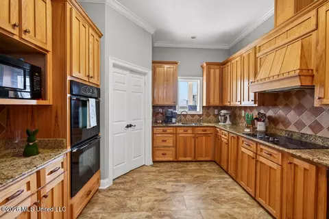 Kitchen - 138 Hanakealoha Pl, Diamondhead, MS 39525 photo 2 of 4