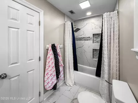 Bath - 430 Hemlock Dr, Flowood, MS 39232 photo 7 of 7