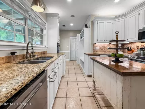 Kitchen - 430 Hemlock Dr, Flowood, MS 39232 photo 1 of 4