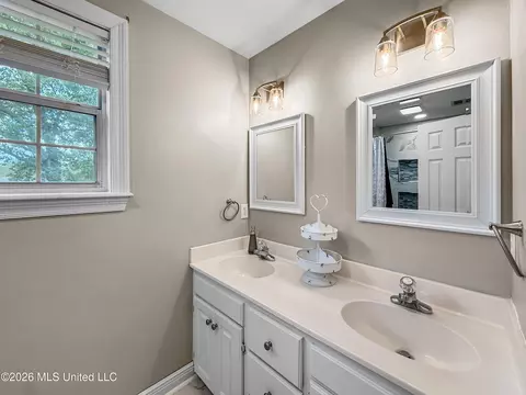 Bath - 430 Hemlock Dr, Flowood, MS 39232 photo 5 of 7
