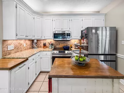 Kitchen - 430 Hemlock Dr, Flowood, MS 39232 photo 3 of 4