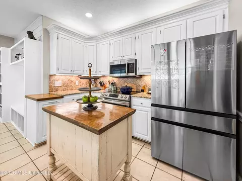 Kitchen - 430 Hemlock Dr, Flowood, MS 39232 photo 2 of 4