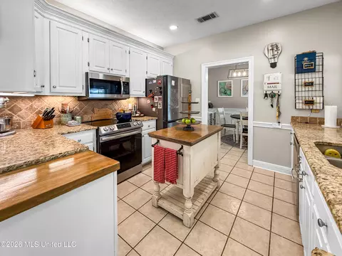 Kitchen - 430 Hemlock Dr, Flowood, MS 39232 photo 4 of 4