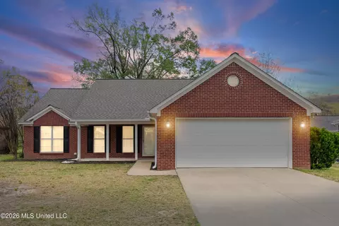 108 Acorn Ln, Batesville, MS 38606