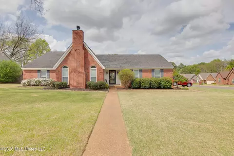 1950 Pecan Grove Dr, Southaven, MS 38671