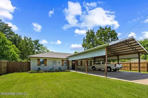 1223 Saint Augustine Dr, Pearl, MS 39208