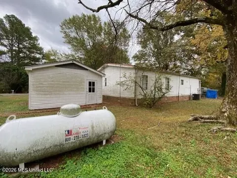 Exterior - 869 Pine Tree Dr, Senatobia, MS 38668 photo 4 of 7