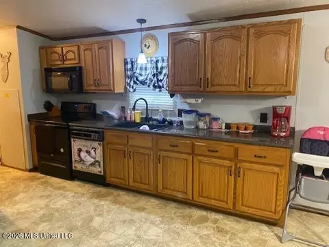 Kitchen - 869 Pine Tree Dr, Senatobia, MS 38668 photo 2 of 5
