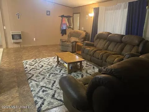 Living - 869 Pine Tree Dr, Senatobia, MS 38668 photo 1 of 2