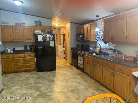Kitchen - 869 Pine Tree Dr, Senatobia, MS 38668 photo 5 of 5